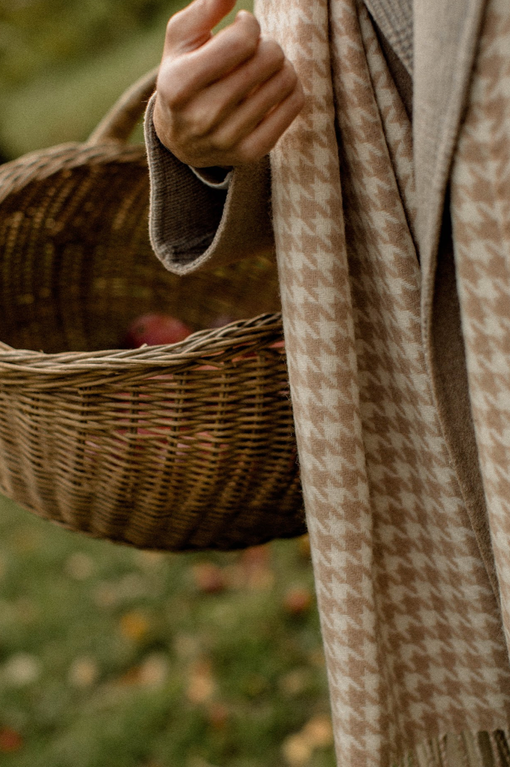 Lambswool Oversized Scarf in Cream Houndstooth