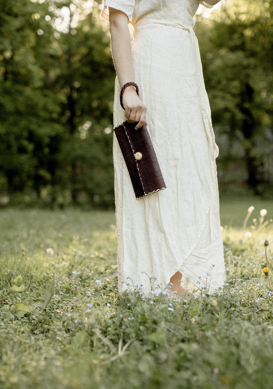 Raffia Clutch in Umberwine