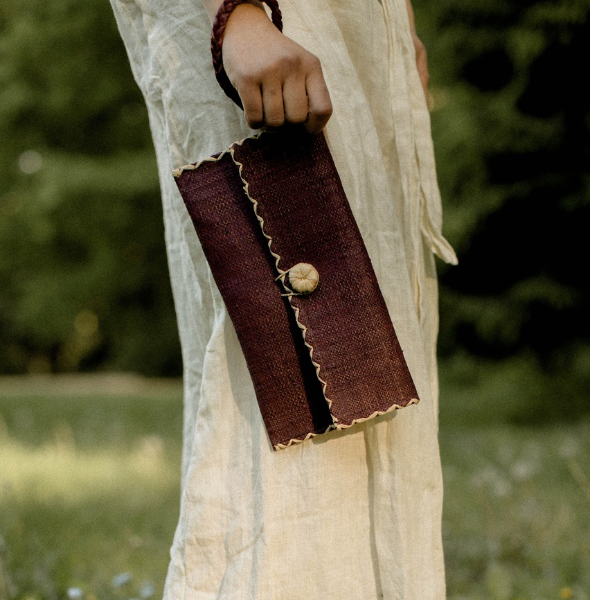 Raffia Clutch in Umberwine