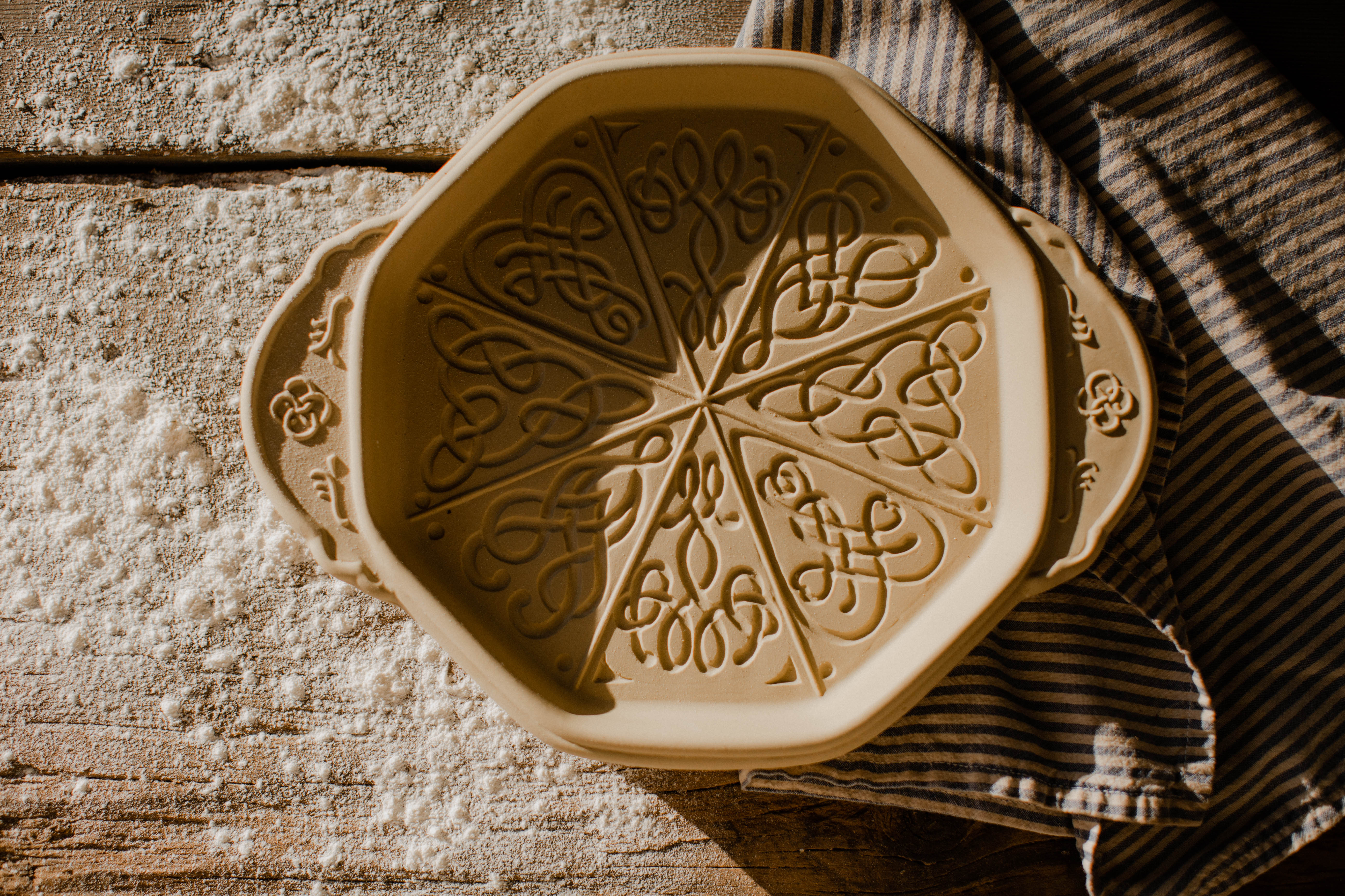 Shortbread Pan in Celtic Knot